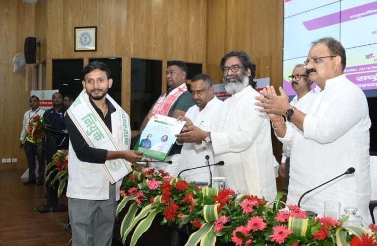 मुख्यमंत्री हेमंत सोरेन ने स्वास्थ्य पदाधिकारियों के बीच बांटे नियुक्ति पत्र।