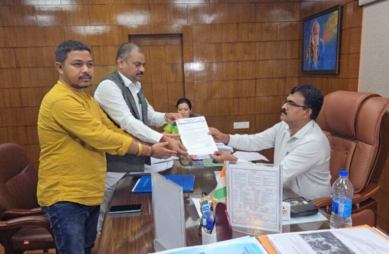 भाजपा का दो सदस्यीय प्रतिनिधिमंडल चुनाव आयोग पहुंची, रांची DC को हटाने को लेकर दिया ज्ञापन।