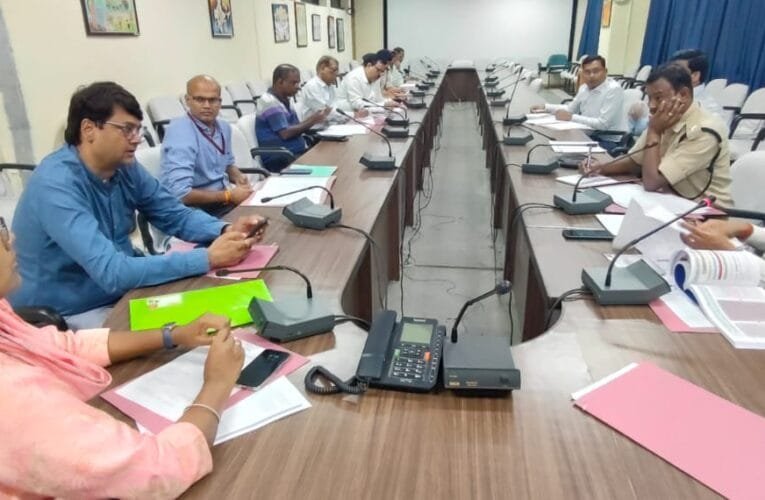 अब्सेंटी वोटर्स को पोस्टल बैलट द्वारा मतदान की सुविधा उपलब्ध कराने को लेकर हुई  बैठक।