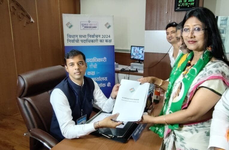 झारखंड मुक्ति मोर्चा से रांची विधानसभा की प्रत्याशी महुआ मांझी ने किया नामांकन दाखिल।