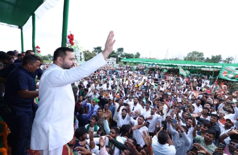 सुभाष यादव के नामांकन में झारखंड के कोडरमा जिला पहुंचे पूर्व उपमुख्यमंत्री तेजस्वी यादव।