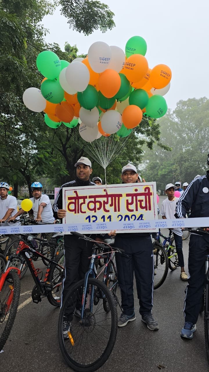 मोरहाबादी मैदान से मतदाता जागरूकता हेतु पूरे रांची शहर में निकाली गई साइकिल रैली। 4 Cycle rally taken out from Morhabadi Maidan to entire Ranchi city for voter awareness.