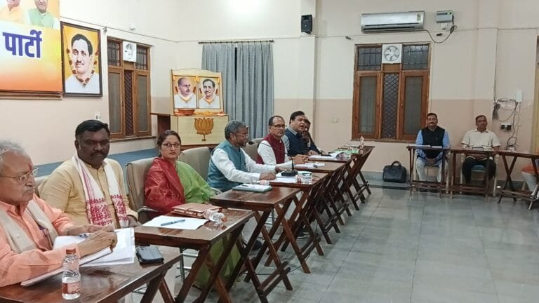 झारखंड विधानसभा चुनाव को लेकर बीजेपी प्रदेश कार्यालय में चुनाव समिति की बैठक,