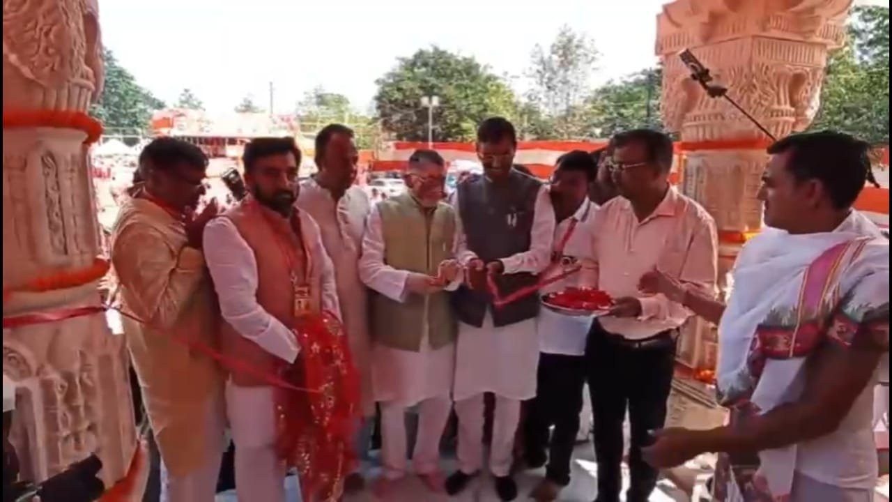 झारखंड राज्यपाल संतोष कुमार गंगवार ने दुर्गा पूजा पंडाल का किया उद्घाटन 9 Screenshot 2024 10 05 19 05 07