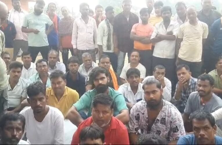 पारसनाथ स्टेशन में गाड़ी चालकों ने किया हड़ताल।