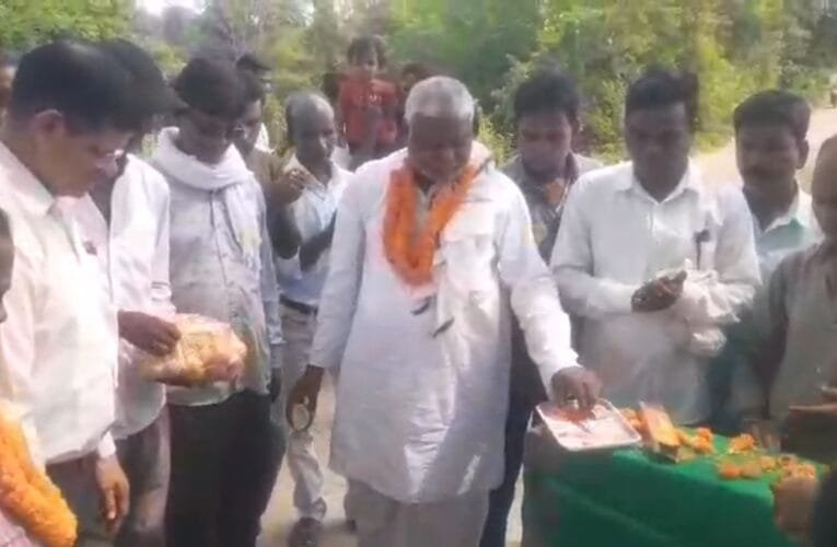 विधायक मथुरा प्रसाद महतो ने किया शिलान्यास।