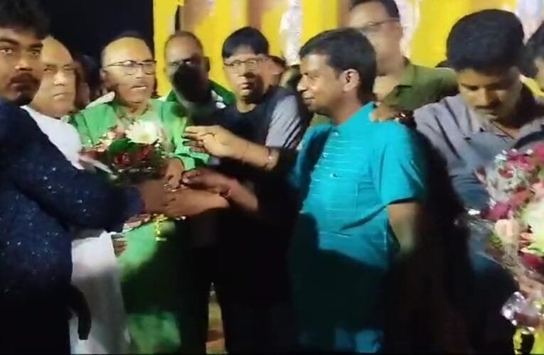 जामताड़ा मे दुर्गा पूजा पंडाल का झारखंड विधानसभाध्यक्ष रवीन्द्रनाथ महतो ने उद्घाटन।