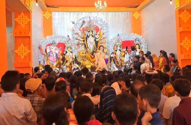 नवरात्रि के शुभ अवसर पर पूजा पंडालो में पूजा करने पहुंची बड़ी संख्या में महिलाएं।