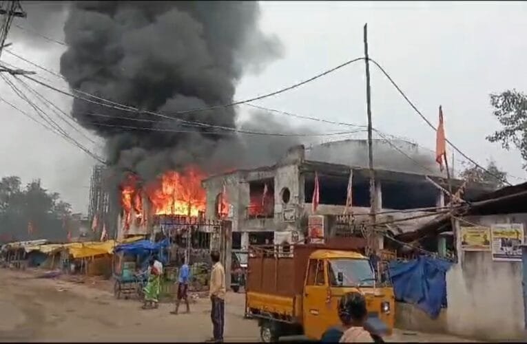 सुखदेव नगर थाना क्षेत्र स्थित सब्जी मंडी में लगी आग।