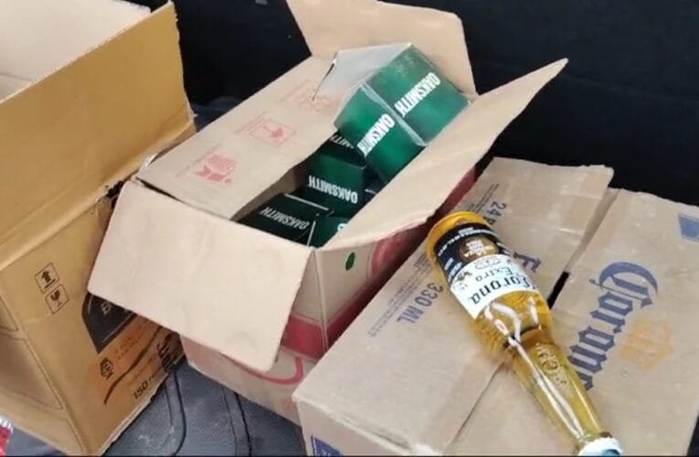 धनबाद जिले में चेकिंग के दौरान 3 लाख रुपए समेत भारी मात्रा में अंग्रेजी शराब जब्त।