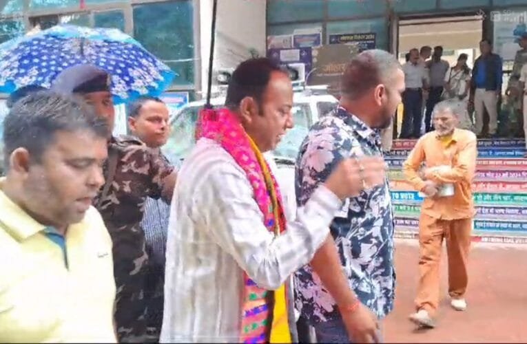 हटिया विधानसभा से एनडीए फोल्डर के प्रत्याशी पहुंचे नामांकन दाखिल करने।