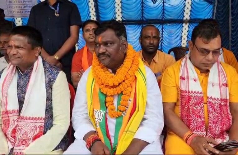 चन्दनकियारी विधानसभा क्षेत्र से एनडीए के समर्थित भाजपा प्रत्याशी व पूर्व विधायक अमर कुमार बाउरी ने किया नामांकन।