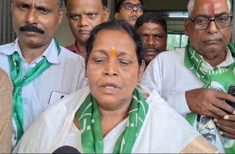 JMM प्रत्याशी बेबी देवी ने किया नामांकन।