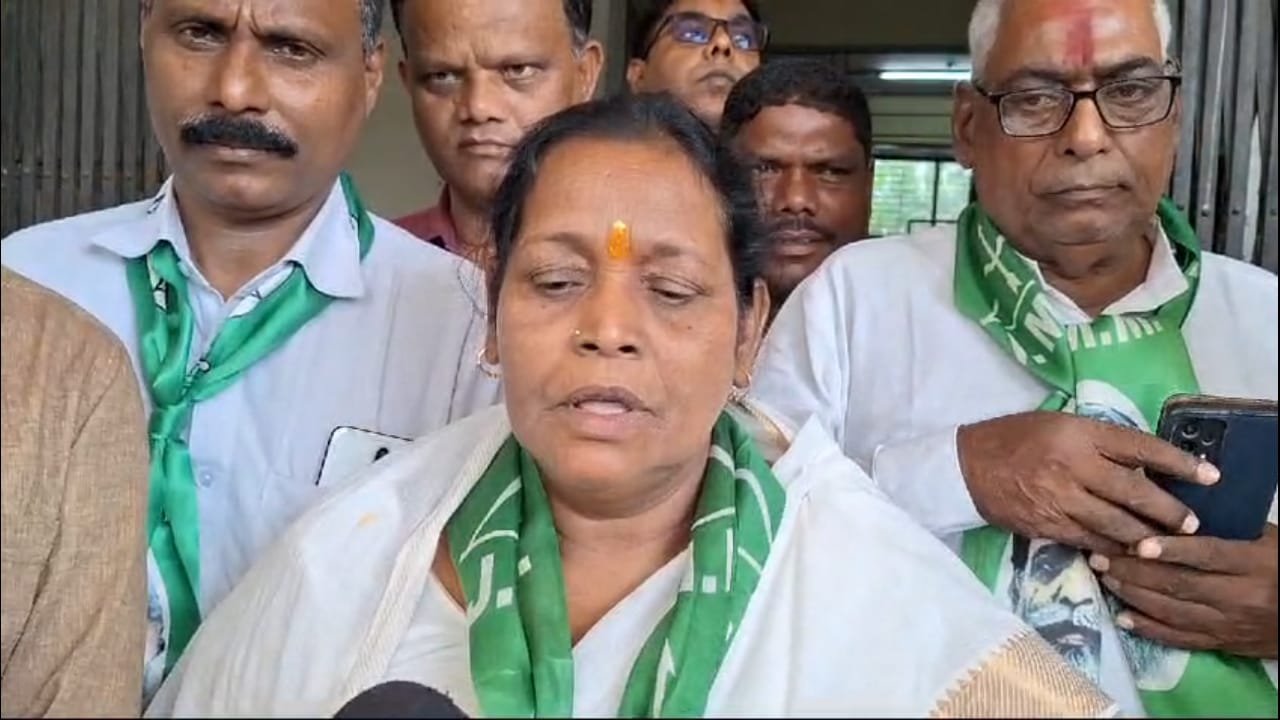 JMM प्रत्याशी बेबी देवी ने किया नामांकन। 4 Screenshot 2024 10 28 13 04 56