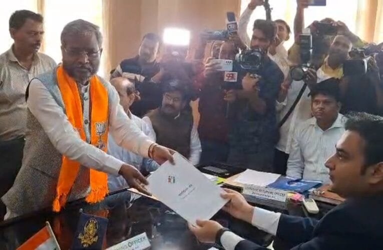 भाजपा प्रदेश अध्यक्ष बाबूलाल मरांडी ने किया नामांकन दाखिल।