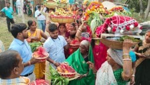 लोक आस्था का महापर्व छठ पूजा के तीसरे दिन गुरुवार को अर्गाघाट समेत विभिन्न छठ घाटों पर शाम पांच बजे से अस्ताचलगामी भगवान सूर्य को अर्घ्य दिया गया। 3 IMG 20241107 WA0091