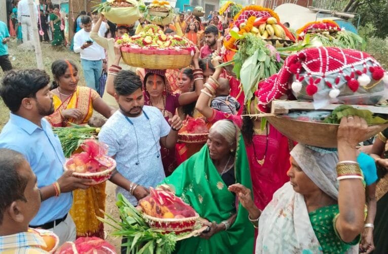 लोक आस्था का महापर्व छठ पूजा के तीसरे दिन गुरुवार को अर्गाघाट समेत विभिन्न छठ घाटों पर शाम पांच बजे से अस्ताचलगामी भगवान सूर्य को अर्घ्य दिया गया।