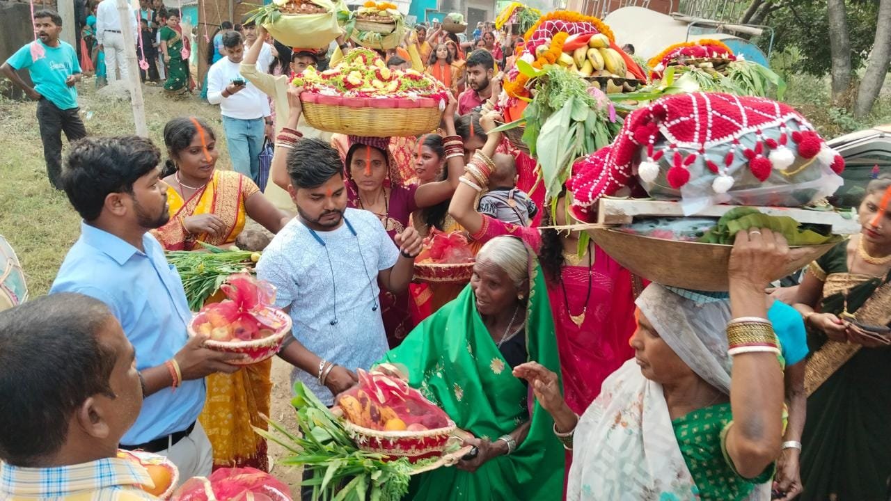 लोक आस्था का महापर्व छठ पूजा के तीसरे दिन गुरुवार को अर्गाघाट समेत विभिन्न छठ घाटों पर शाम पांच बजे से अस्ताचलगामी भगवान सूर्य को अर्घ्य दिया गया। 2 IMG 20241107 WA0091