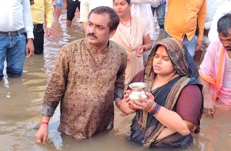 पलामू की एसपी रीष्मा रमेशन ने किया छठ पर्व का अर्घ्य अर्पण।