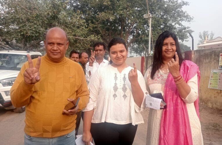 इंडिया गठबंधन सह माले प्रत्याशी अरूप चटर्जी ने अपने परिवार के साथ किया मतदान