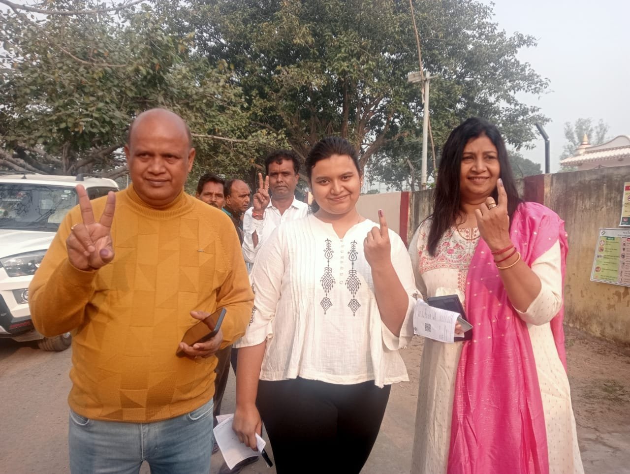 इंडिया गठबंधन सह माले प्रत्याशी अरूप चटर्जी ने अपने परिवार के साथ किया मतदान 5 IMG 20241120 WA0017