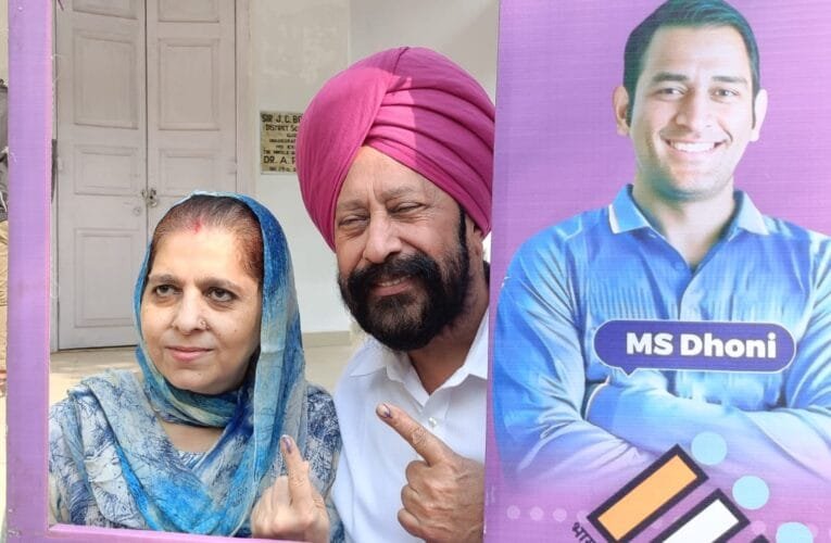 मोंगिया हाईटेक के निदेशक डॉ गुणवंत सिंह ने पत्नी संग किया मतदान।