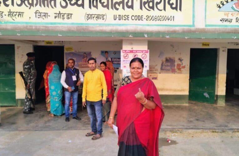 कांग्रेस प्रत्याशी मंत्री दीपिका पांडे सिंह ने किया मतदान।