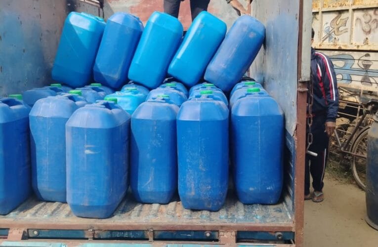 दो हजार लीटर स्प्रिंट बरामद सब्जी के नीचे छुपाकर ले जाया जा रहा था स्प्रिंट।