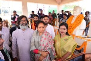 शहीद सोबरन सोरेन के 67वें शहादत दिवस पर झारखंड मुख्यमंत्री हेमंत सोरेन ने अर्पित की श्रद्धांजलि 9 IMG 20241127 WA0033