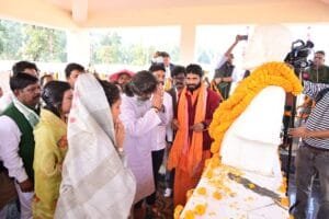 शहीद सोबरन सोरेन के 67वें शहादत दिवस पर झारखंड मुख्यमंत्री हेमंत सोरेन ने अर्पित की श्रद्धांजलि 8 IMG 20241127 WA0035