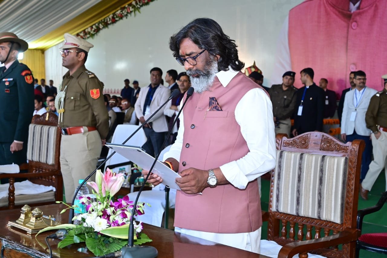 राज्य के 14वें मुख्यमंत्री के रूप में हेमंत सोरेन ने ली शपथ , राजधानी रांची के मोराबादी मैदान में सीएम हेमंत सोरेन का किया गया भव्य स्वागत। 6 IMG 20241128 WA0066