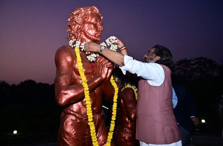 झारखंड मुख्यमंत्री हेमंत सोरेन  ने अमर वीर शहीद सिदो- कान्हू की प्रतिमा पर माल्यार्पण कर श्रद्धांजलि की अर्पित