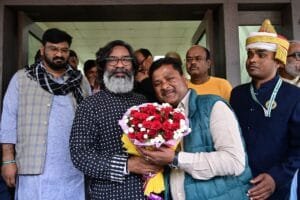 राज्य के विभिन्न जिलों से आए लोगों ने मुलाकात कर मुख्यमंत्री को दी बधाई एवं शुभकामनाएं। 12 IMG 20241130 WA0073