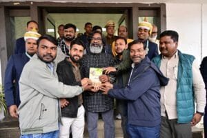 राज्य के विभिन्न जिलों से आए लोगों ने मुलाकात कर मुख्यमंत्री को दी बधाई एवं शुभकामनाएं। 8 IMG 20241130 WA0075