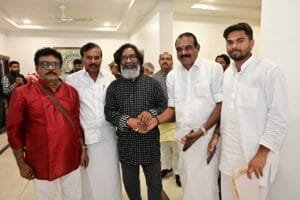 राज्य के विभिन्न जिलों से आए लोगों ने मुलाकात कर मुख्यमंत्री को दी बधाई एवं शुभकामनाएं। 9 IMG 20241130 WA0076