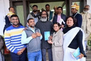 राज्य के विभिन्न जिलों से आए लोगों ने मुलाकात कर मुख्यमंत्री को दी बधाई एवं शुभकामनाएं। 10 IMG 20241130 WA0077