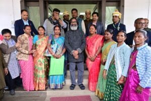 राज्य के विभिन्न जिलों से आए लोगों ने मुलाकात कर मुख्यमंत्री को दी बधाई एवं शुभकामनाएं। 5 People from different districts of the state met and congratulated the Chief Minister