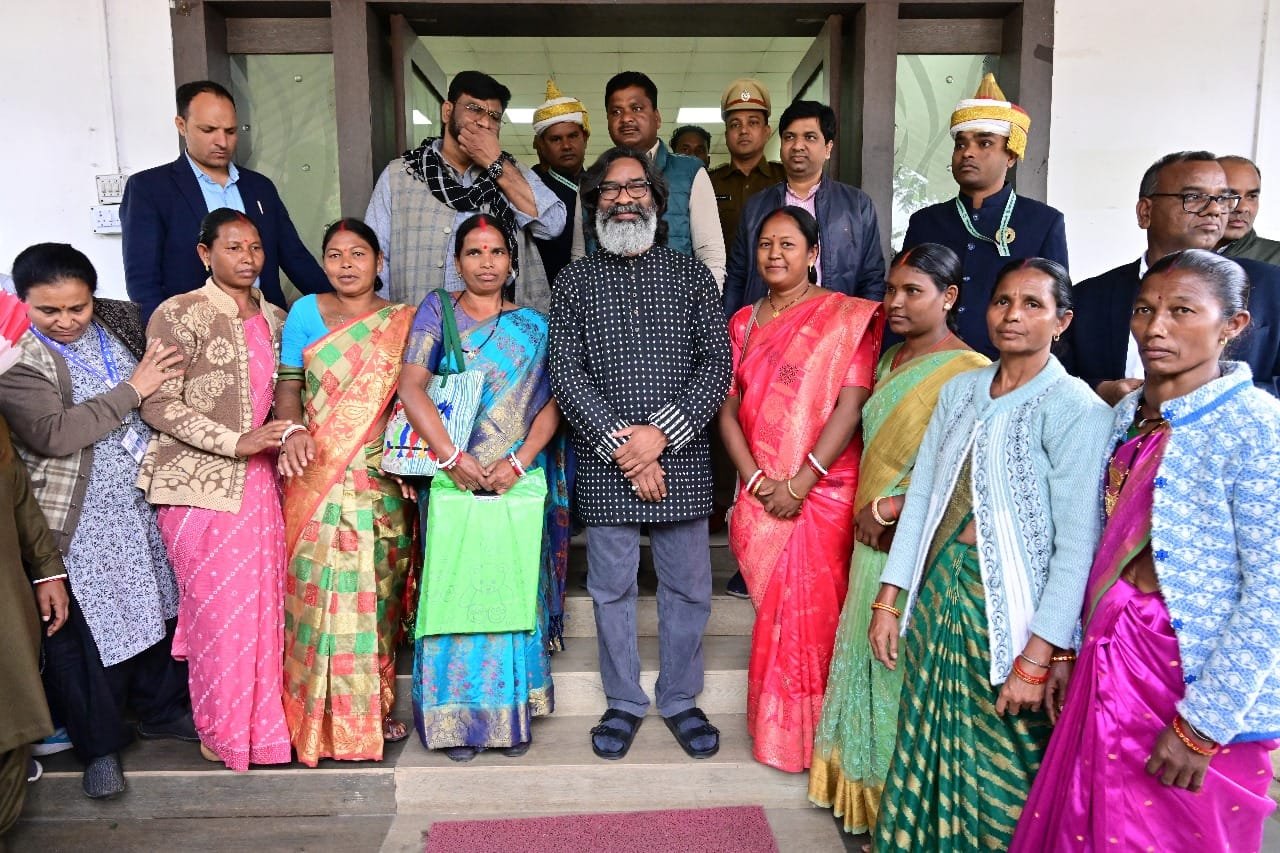 राज्य के विभिन्न जिलों से आए लोगों ने मुलाकात कर मुख्यमंत्री को दी बधाई एवं शुभकामनाएं। 4 People from different districts of the state met and congratulated the Chief Minister