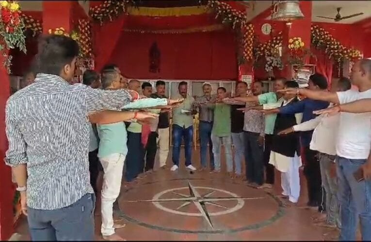 धनवार विधानसभा क्षेत्र में प्रत्याशी निर्दलीय निरंजन राय के खिलाफ बीजेपी  प्रतिनिधि मंडल पहुंच चुनाव आयोग।