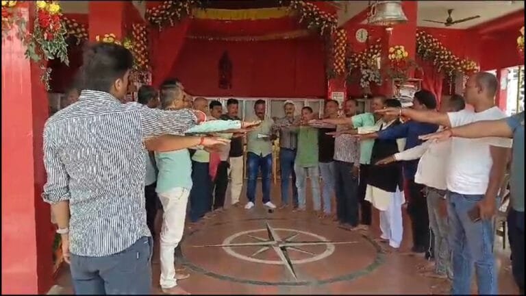 धनवार विधानसभा क्षेत्र में प्रत्याशी निर्दलीय निरंजन राय के खिलाफ बीजेपी  प्रतिनिधि मंडल पहुंच चुनाव आयोग।