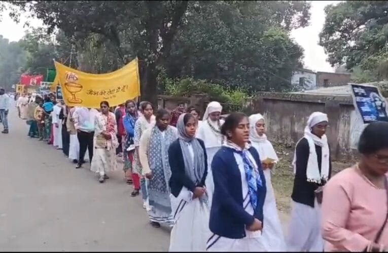 बोकारो थर्मल कार्मल स्कूल में किया गया ख्रीस्त राजा जयंती समारोह का आयोजन।