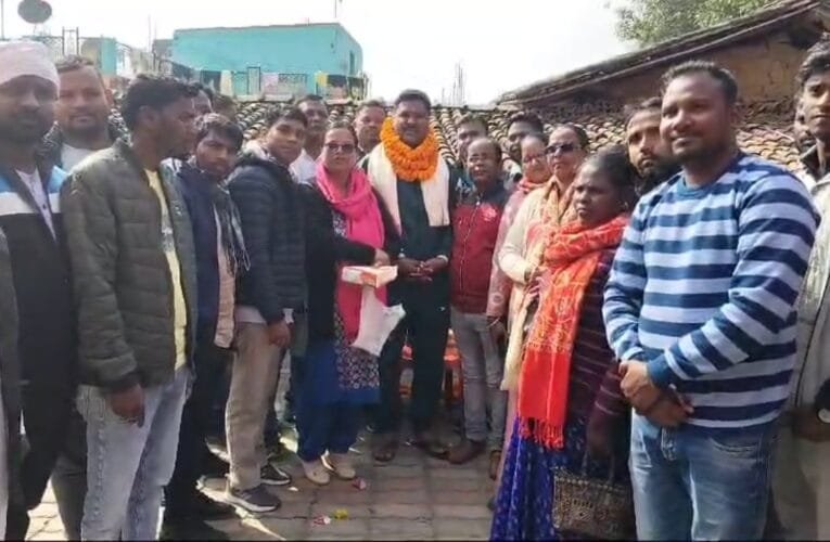 विधानसभा चुनाव में जीत के बाद खिजरी विधायक राजेश कच्छप के घर में बधाइयां देने पहुंचे लोग।