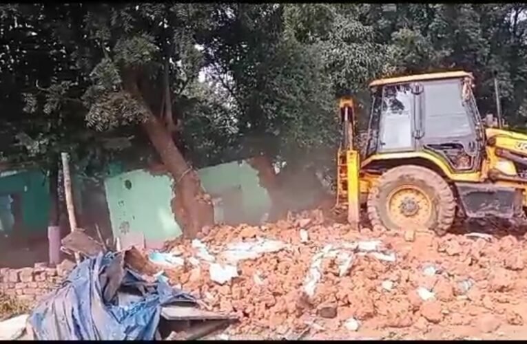 सरायकेला खरसावां जिले मे रेलवे ने 70 घरों में बुलडोजर चला कर कराया अतिक्रमण मुक्त