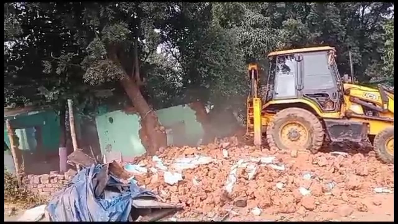 सरायकेला खरसावां जिले मे रेलवे ने 70 घरों में बुलडोजर चला कर कराया अतिक्रमण मुक्त 9 Screenshot 2024 11 26 15 58 53