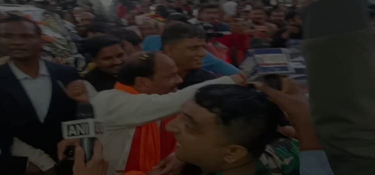 पूर्व राज्यपाल रघुवर दास पहुंचे रांची, कार्यकर्ताओं ने किया जोरदार स्वागत... 4 20241226 173435