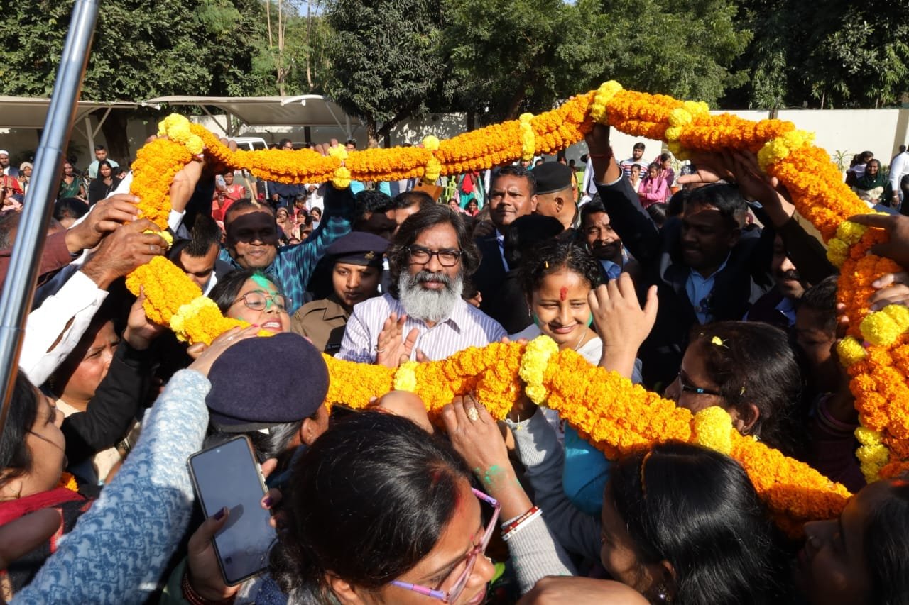 राज्य के विभिन्न जिलों से पहुंचीं पोषण सखी दीदियों ने झारखंड मुख्यमंत्री हेमंत सोरेन को दी बधाई। 1 IMG 20241207 WA0059