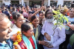 राज्य के विभिन्न जिलों से पहुंचीं पोषण सखी दीदियों ने झारखंड मुख्यमंत्री हेमंत सोरेन को दी बधाई। 2 IMG 20241207 WA0063