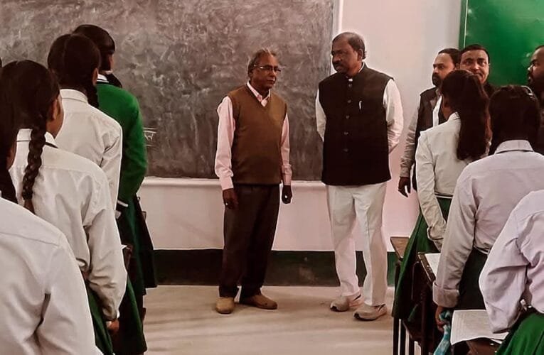 शिक्षा मंत्री रामदास सोरेन घोड़ाबांदा स्थित शहीद निर्मल महतो उच्च विद्यालय/ मध्य विद्यालय का किया औचक निरिक्षण।