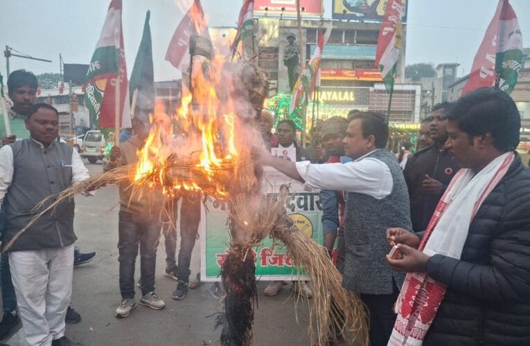 राजधानी रांची में गृह मंत्री का फूका गया पुतला, रांची में हो रहा गृह मंत्री का विरोध। 