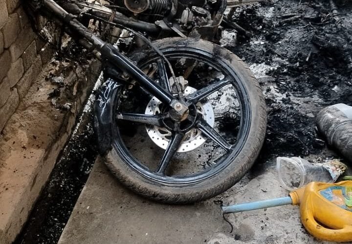 गुमला जिले में अपराधियों का हौसला बुलंद अधिवक्ता के घर में रखे बाइक पर लगाई आग।